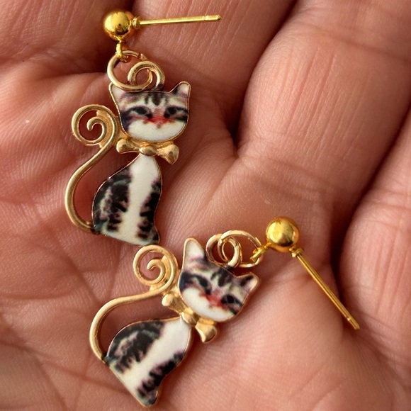 Darling Tabby Cat‎ Kitten with Bow Tie Gold Tone & Enamel Drop Stud Earrings NEW - Picture 1 of 12